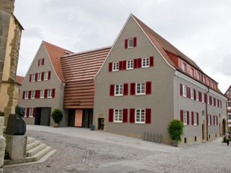 Blick auf den hinteren Eingangsbereich des Arkadengebäudes