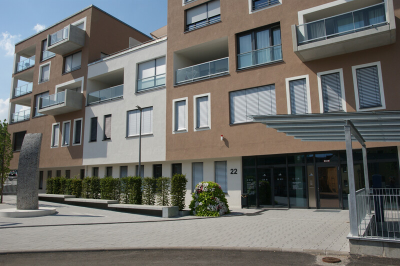 Blick auf den Eingang zum Gebäude Löchgauer Straße 22