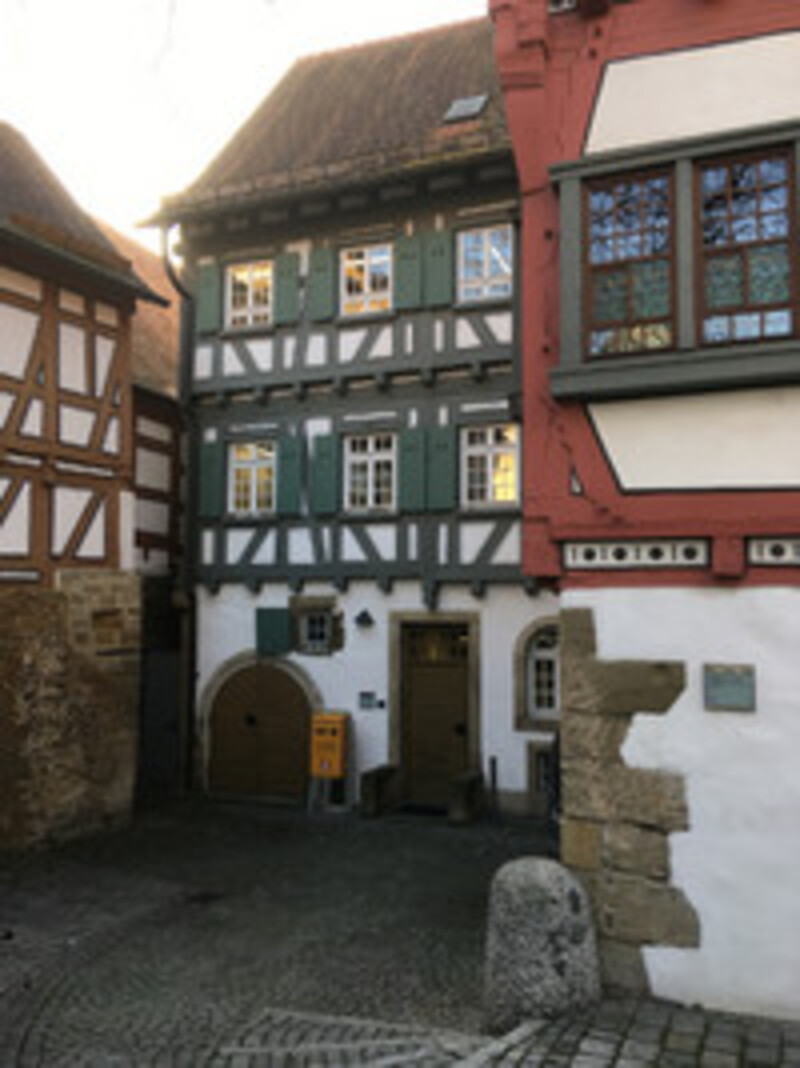 Blick auf den Eingang zur Alten Lateinschule