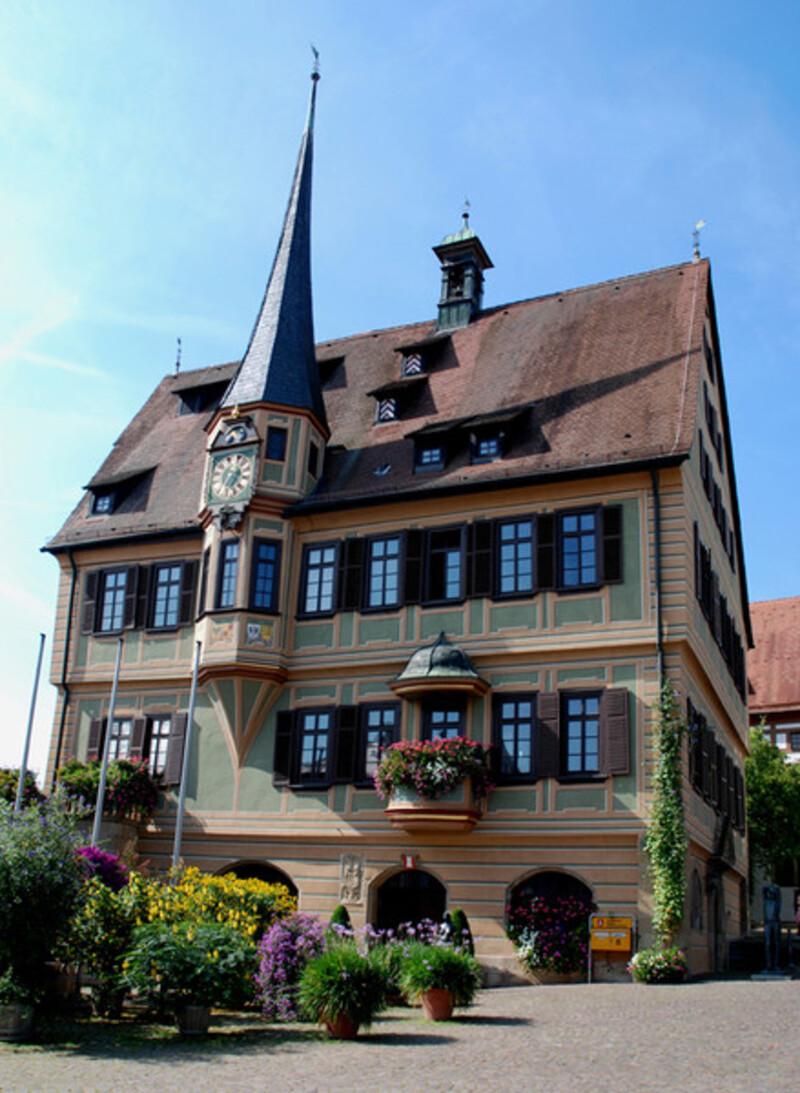 Rathaus Bietigheim mit Blumen vor dem Eingang